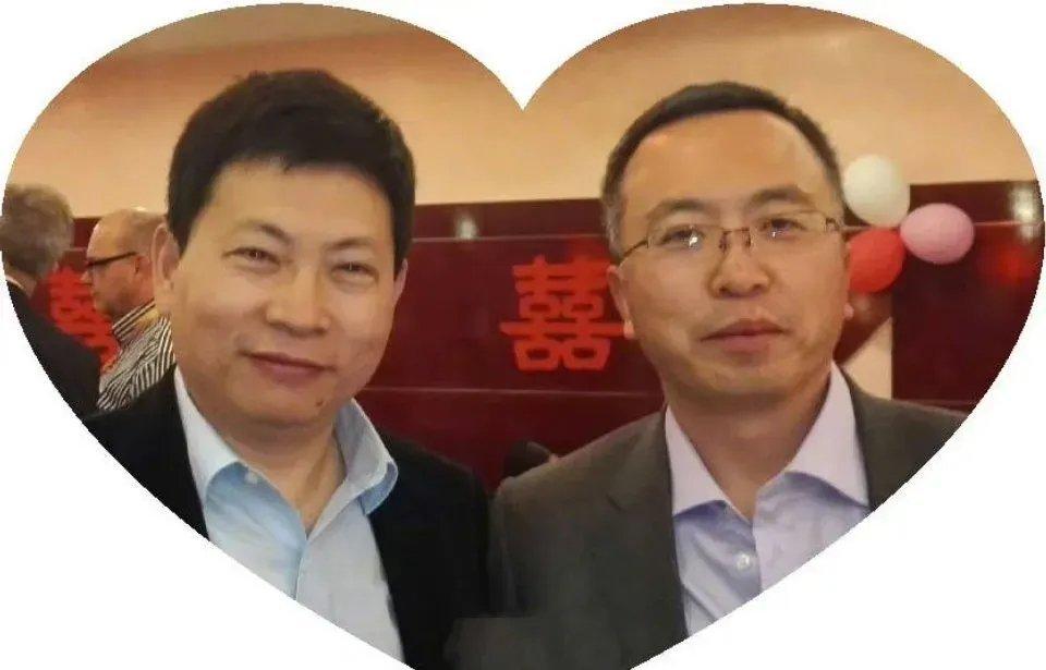 华为：我有外折叠技术荣耀：巧了，我也有​华为：我有卫星通信技术荣耀：巧了，我也有