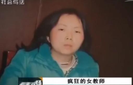 2012年，一女教师俯身想指导男孩画画，男孩却皱着眉往后躲：“老师，你身上好臭。