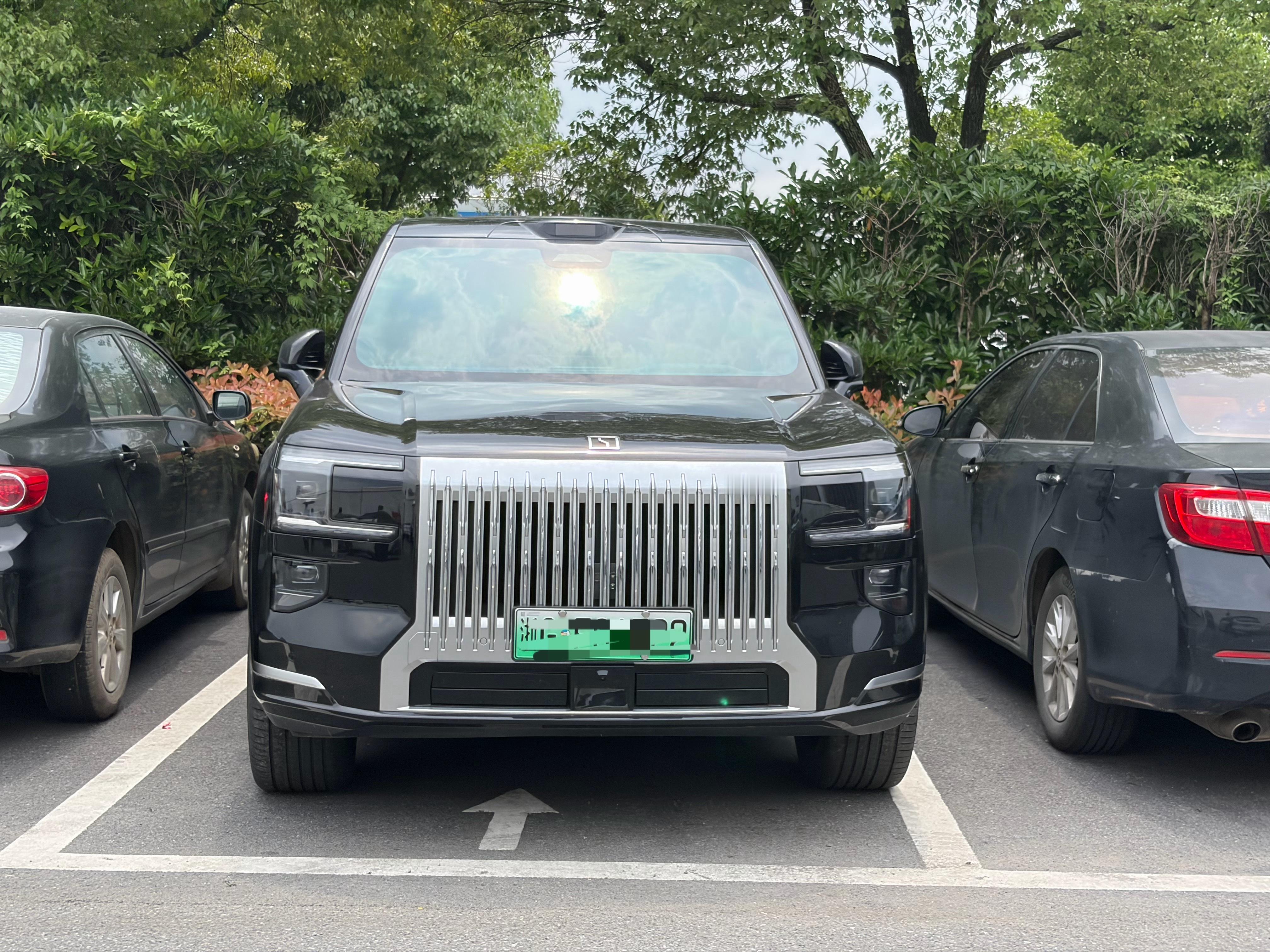 浙江永康，别看是个县级市，但它是世界五金之都，门业之都。我在一个停车场竟然看到 