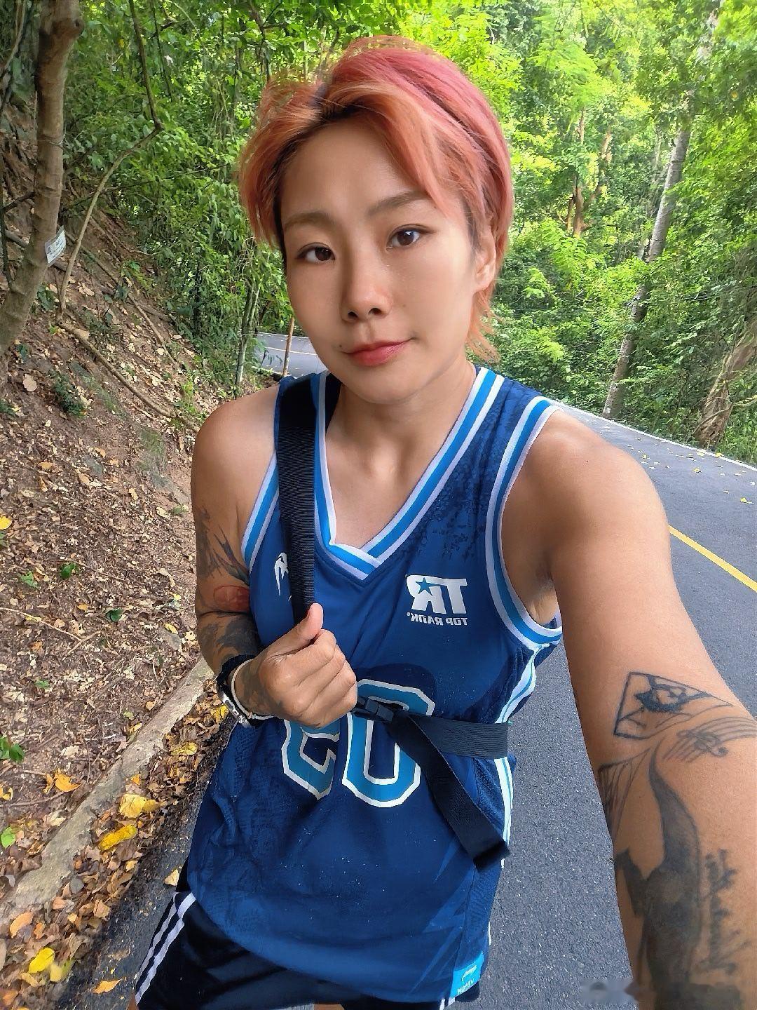 休息天睡醒游个泳，桑拿吃早饭～出发去瀑布徒步泰国旅游健身随手拍刘丽格斗运动员日常