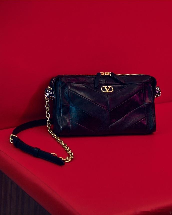 宋祖儿的 VALENTINO 开屏采用巴黎时装周亮相造型，红色连身裙搭配长发，明