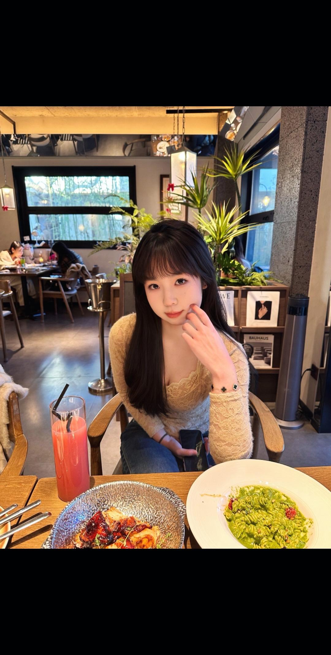 人和人还是淡淡的好 就可以不期待不在意 不要求不离开