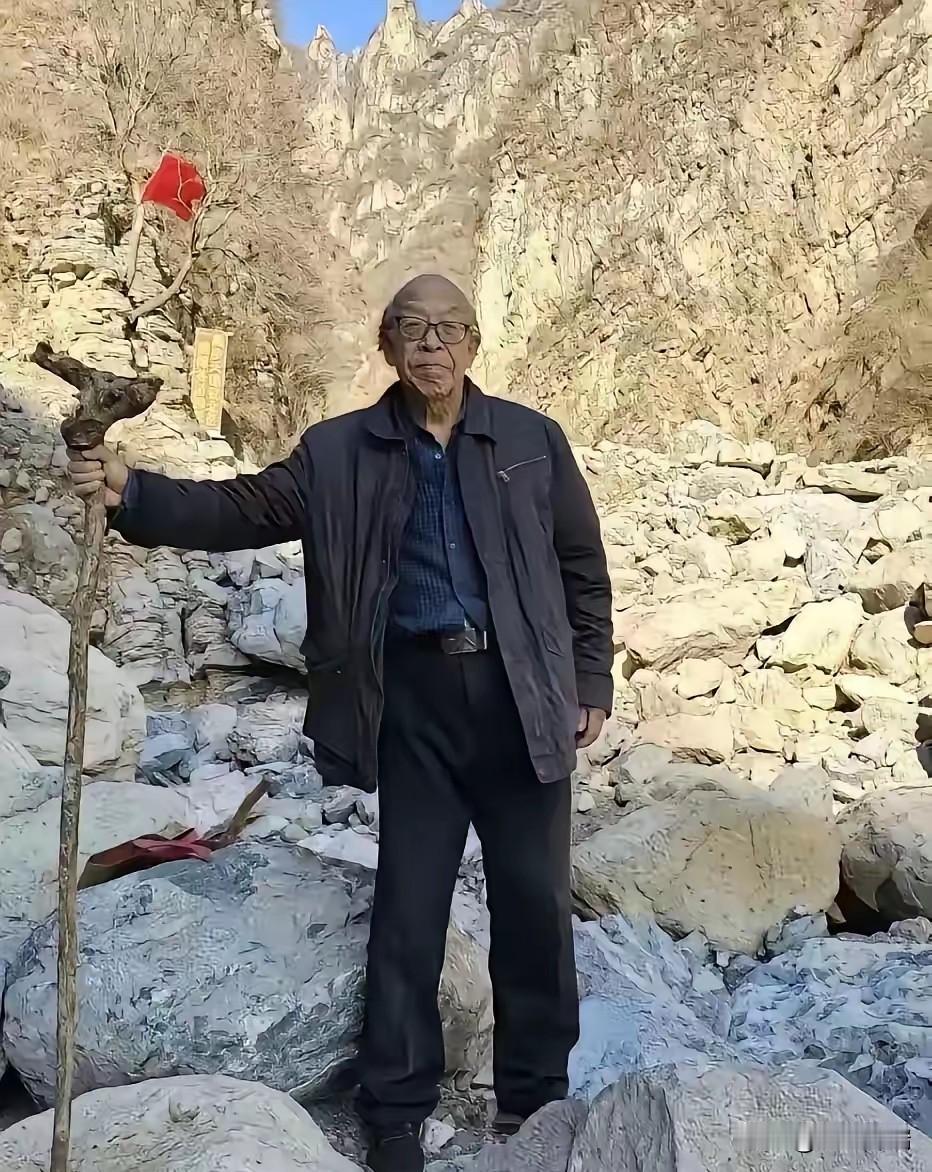 真是不可思议！河北81岁退休老人不养老偏要“败家”，自掏百万欠债11年给荒山凿出