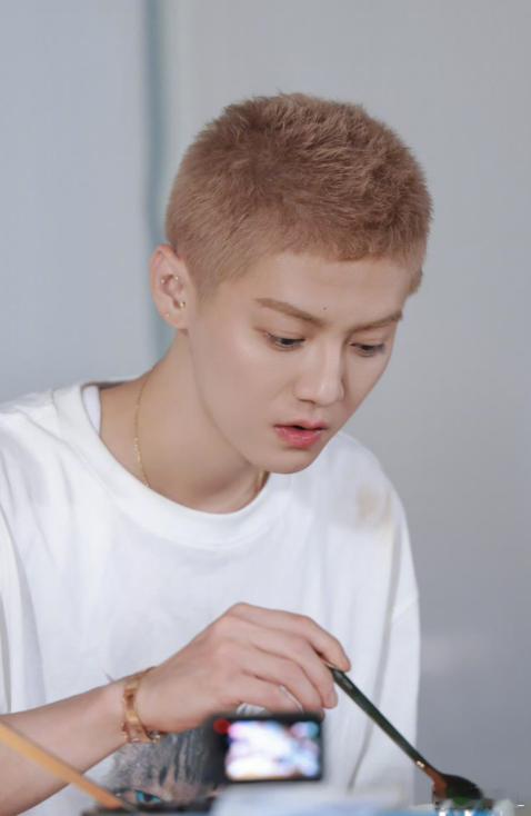 鹿晗你怎么不笑了哈哈哈哈哈 五哈这段互动笑点满满，鹿晗早早摆好看戏的姿态，就等着