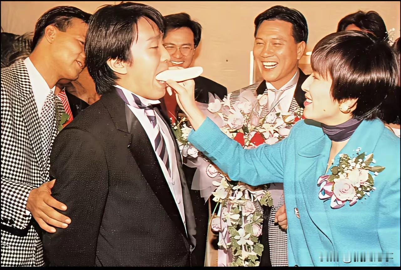 1992年，香港TVB演播厅，万梓良恬妞大婚，吴君如整蛊伴郎周星驰的经典留影。整