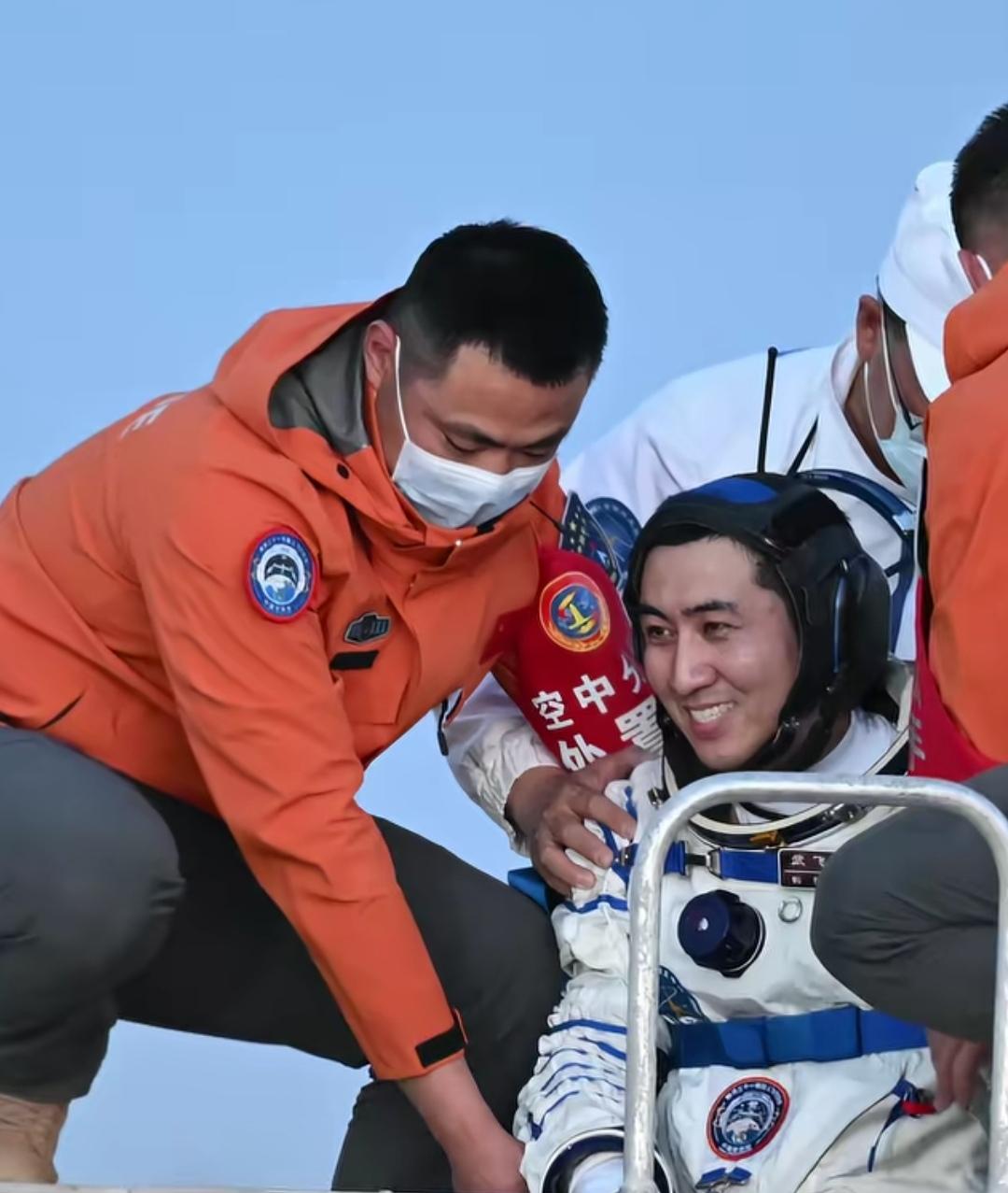 美滋滋的回家了，神舟二十一号载人飞行任务取得圆满成功，从神舟五号“中国太空第一人