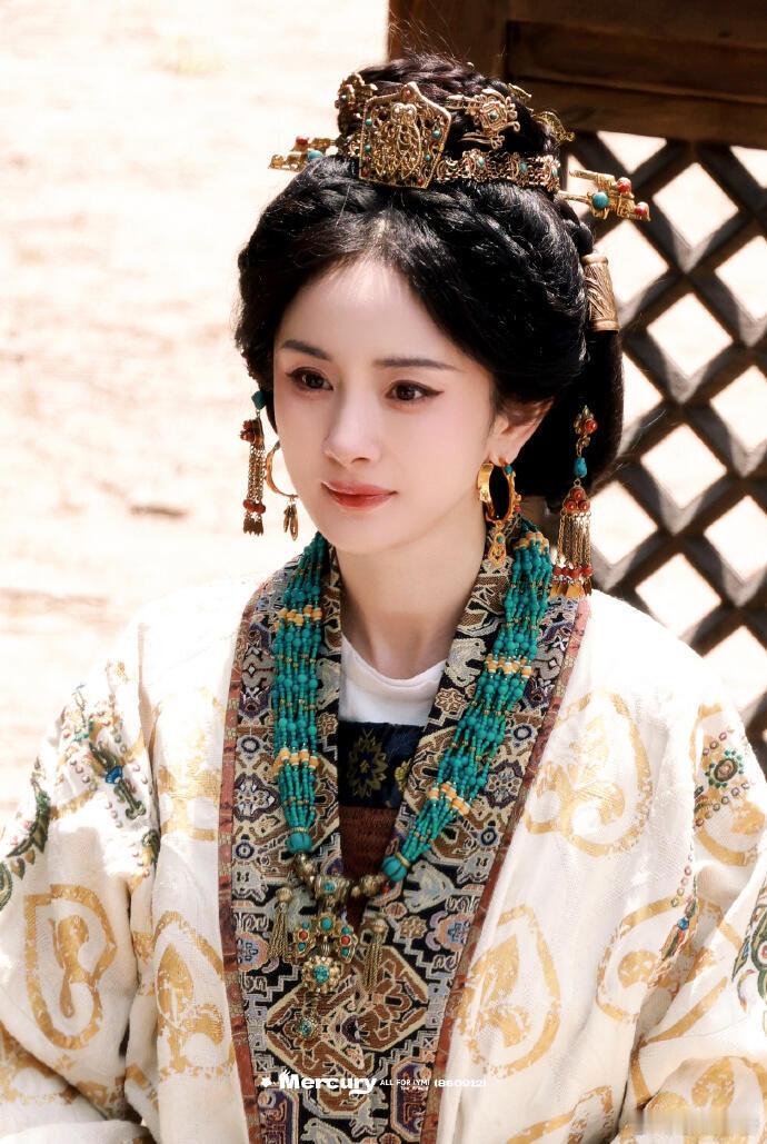 杨幂冯太后盘发造型路透又被杨幂新剧造型惊艳到！华服金冠绿松石，既有太后威严又有女