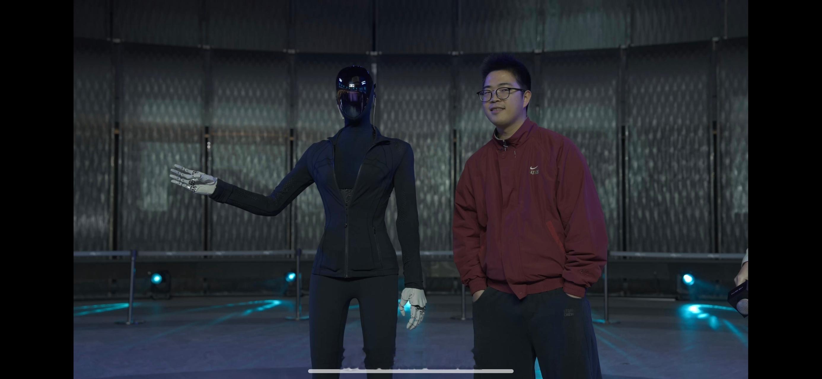 何小鹏回应机器人IRON摔倒之前被全网质疑是真人假扮，剪腿自证也压不住流言蜚语，