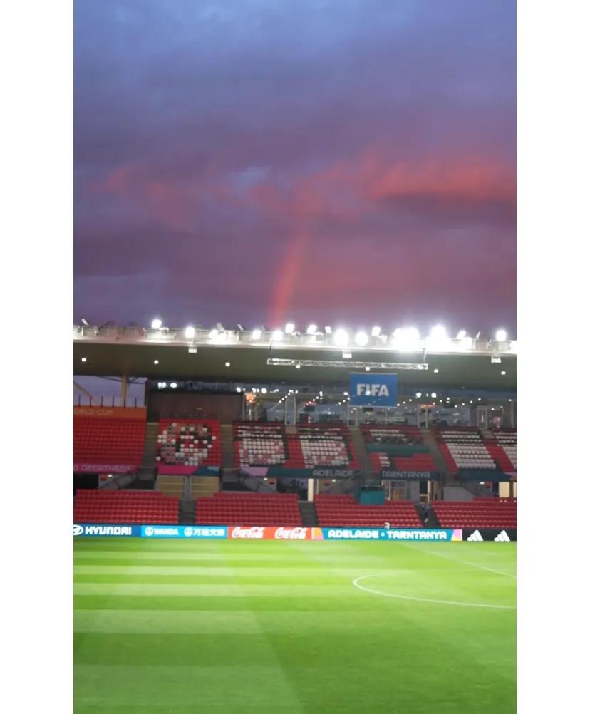 朋友们!中国队主场出现了彩虹吉兆
彩虹出现在中国队主场欣德马什球场上空，脑海里立