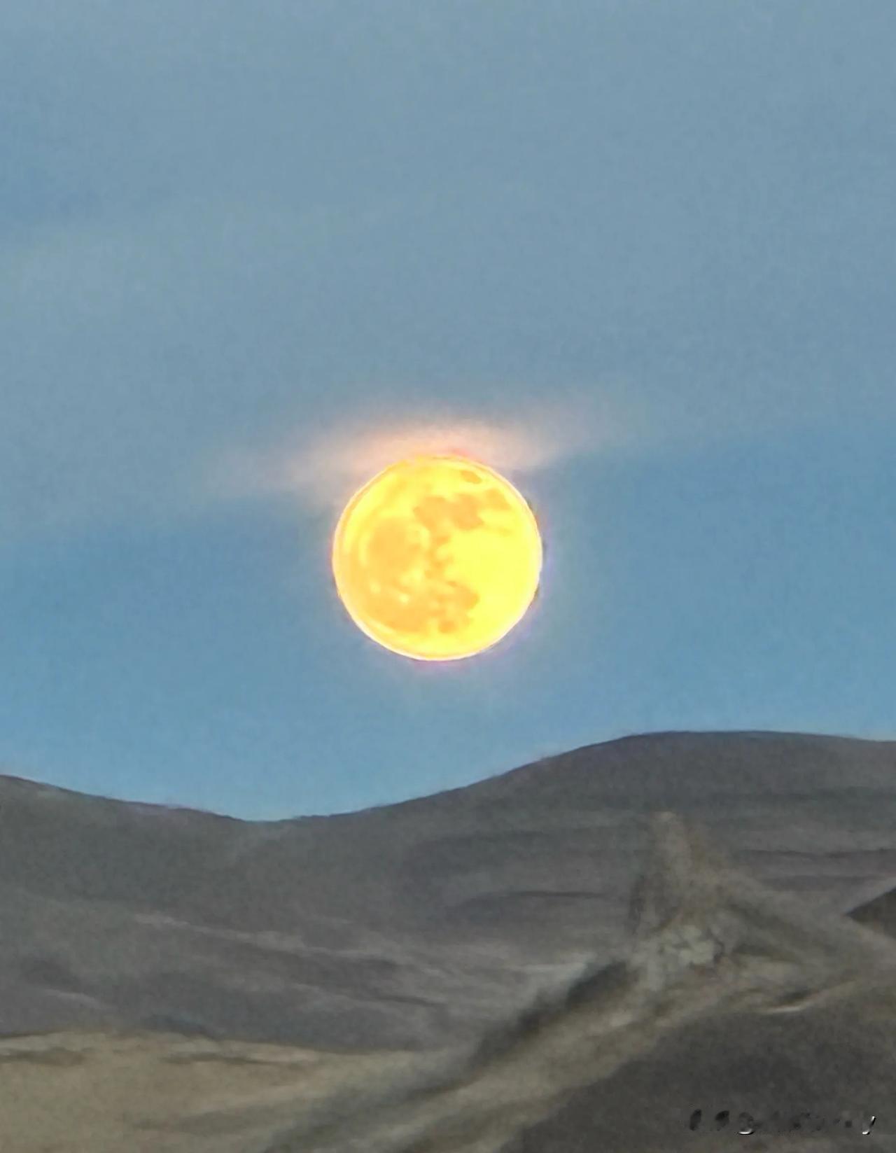 祝朋友们中秋佳节快乐！
阴天，青岛的月亮躲起来了。
寻一张我在西藏阿里噶尔县70