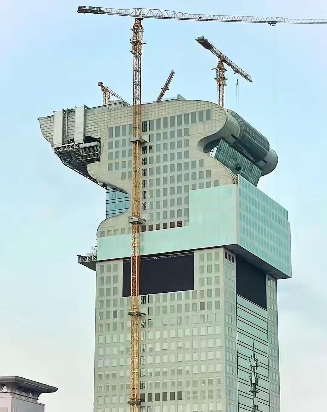 真是人口难调，火炬楼没改前都说大楼火炬图案不好看，各种说法都有。
刚才在大楼前又