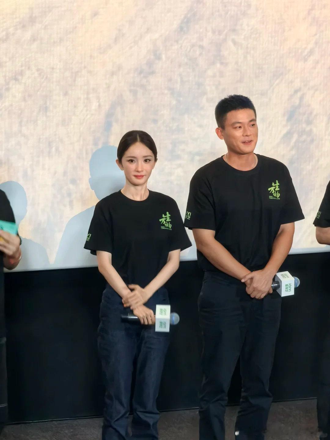 杨幂黑T盘发杨幂看片会生图 ​​​