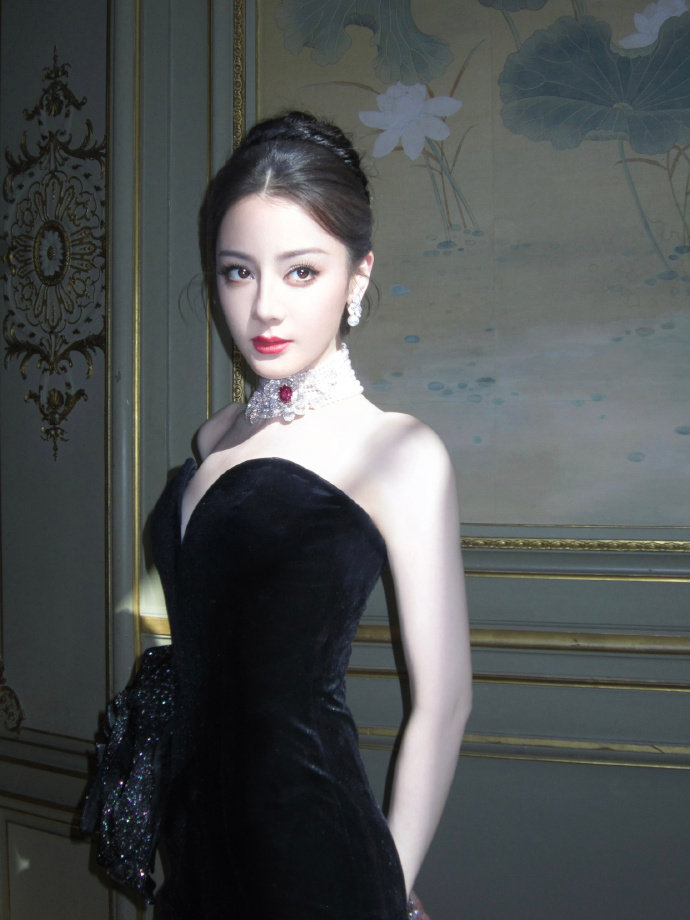 迪丽热巴巴黎彩蛋小剧场vlog 邂逅巴黎午后迪丽热巴 迪丽热巴巴黎彩蛋小剧场vl