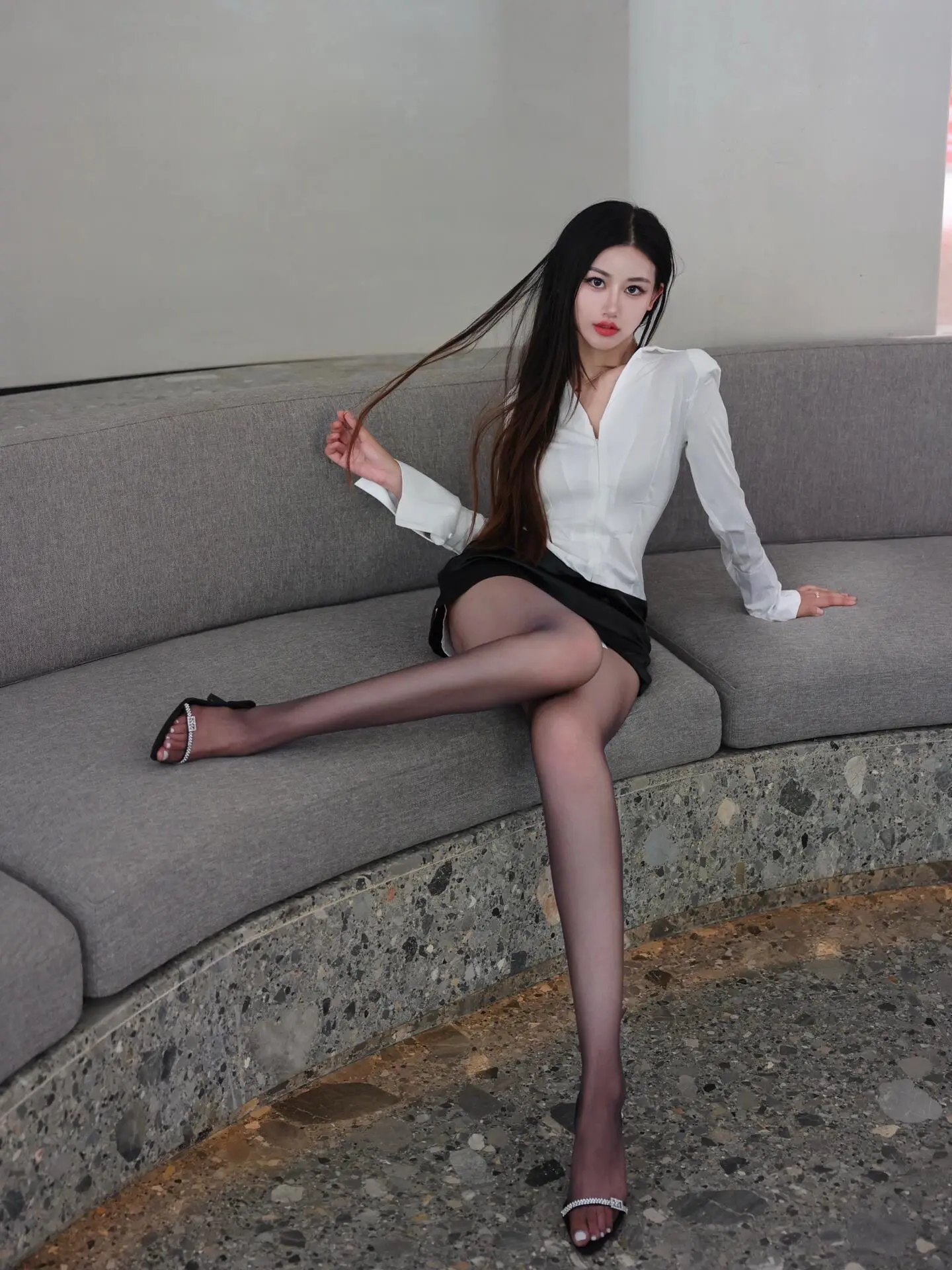 “白衬衫配黑丝，是职场里藏不住的小心机。 不用刻意讨好谁， 我站在那里...