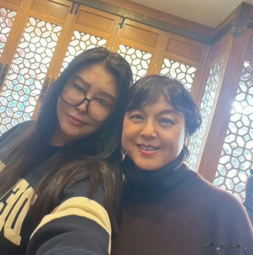 59岁王祖贤变化真大？差点认不出来！退圈20年很少露面，如今定居在加拿大开艾灸馆