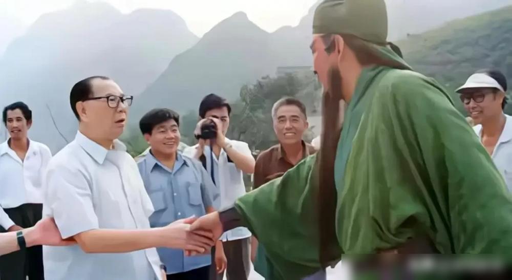 1992年野三坡，开国上将杨成武攥着陆树铭的手，连喊三声：你就是活关公！
你要