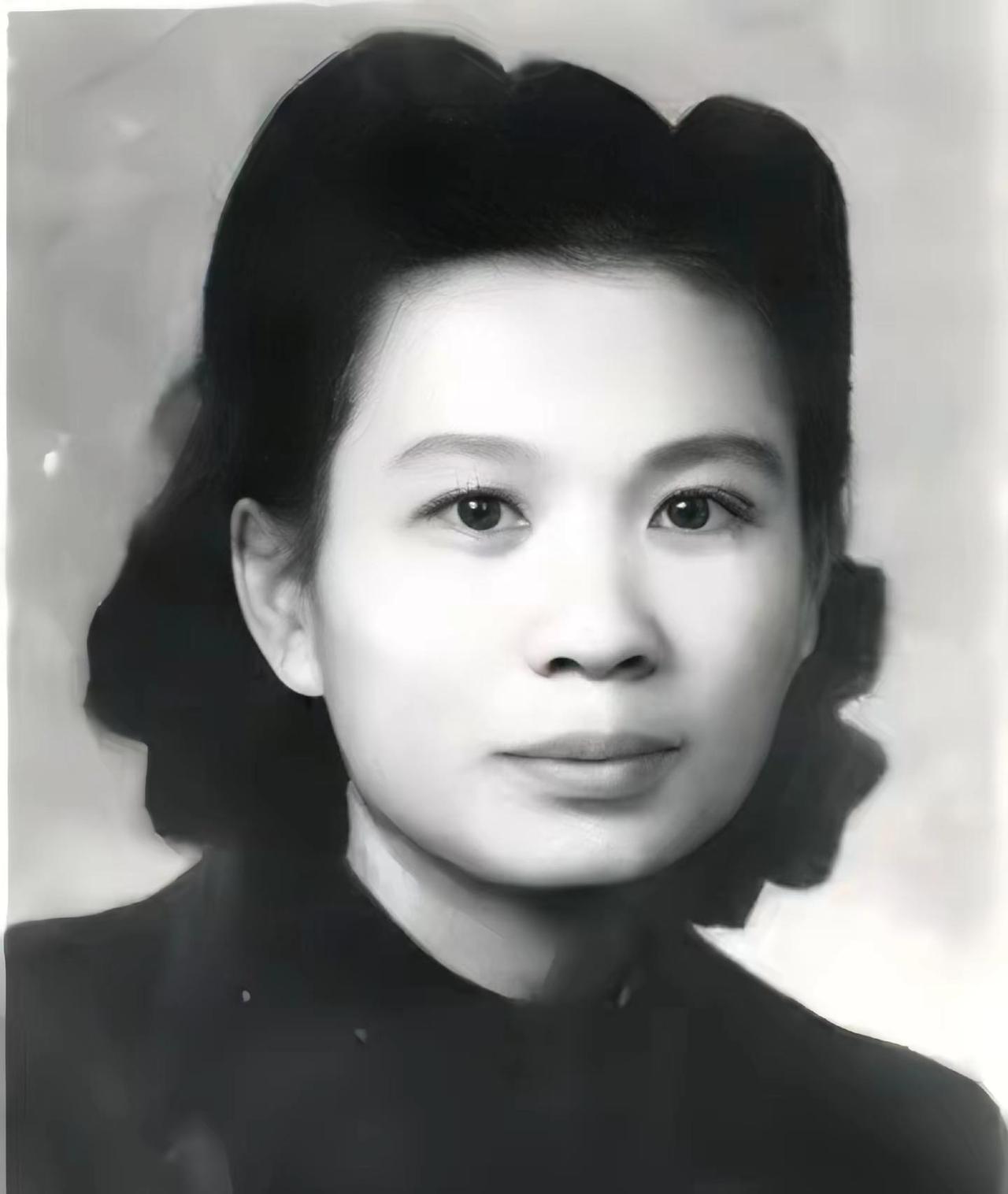 1949年冬夜，28岁的盛国玉在扫射下倒在血泊中，特务用枪托猛击她的腹部，随后还