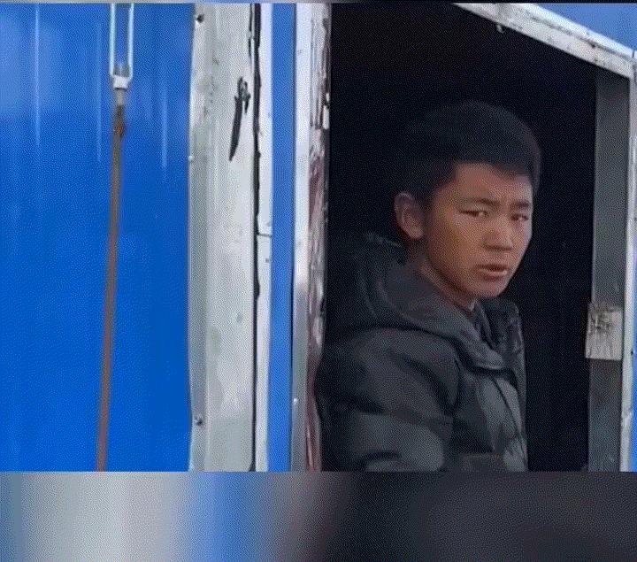 一女子驾车穿越无人区，奈何半路车没油了，庆幸的是巧遇一个简陋的加油点，于是女子来