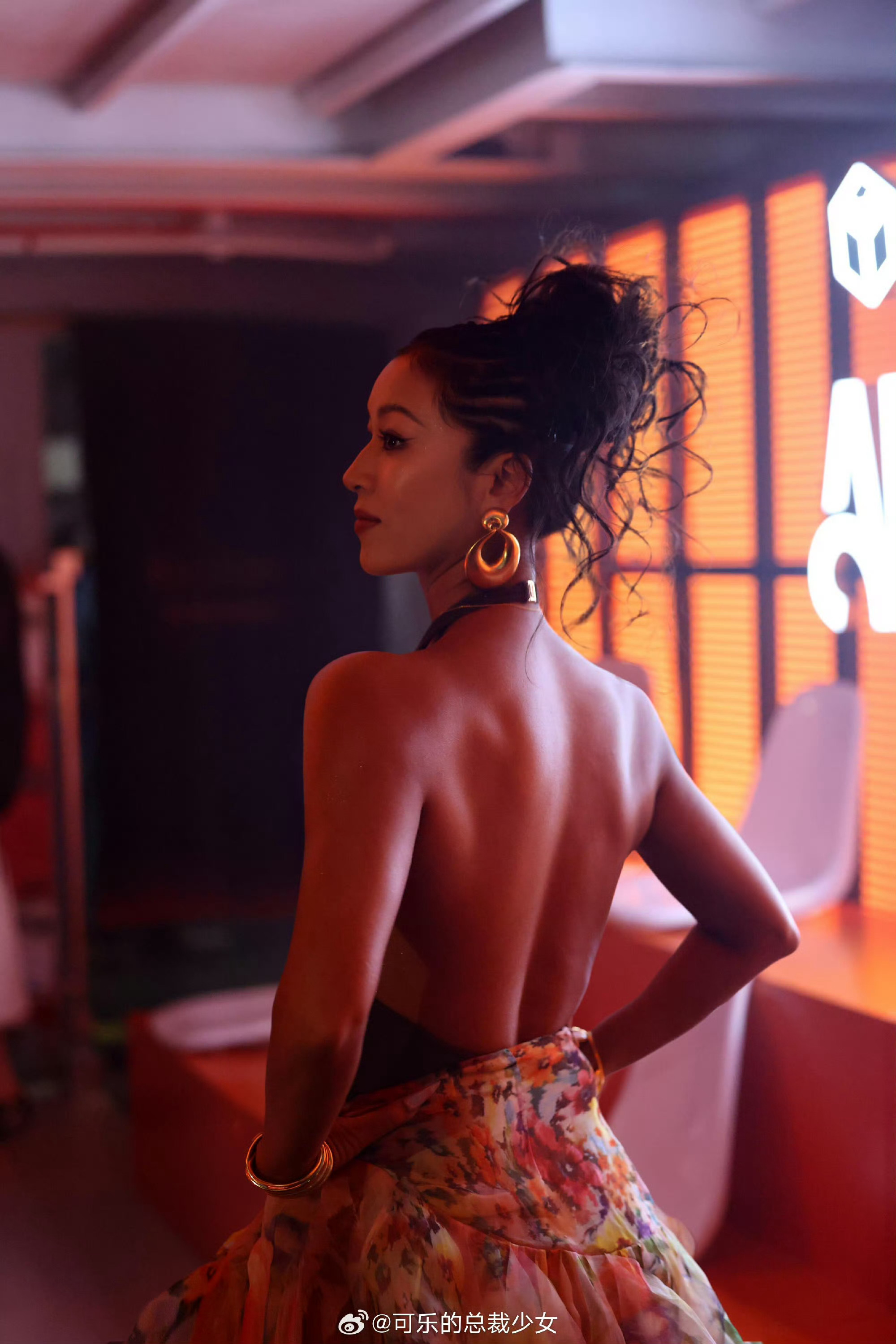 吉克隽逸背部的肌肉线条感吉克隽逸转身即绝鲨，背肌线条如雕塑般凌厉，slay全场的