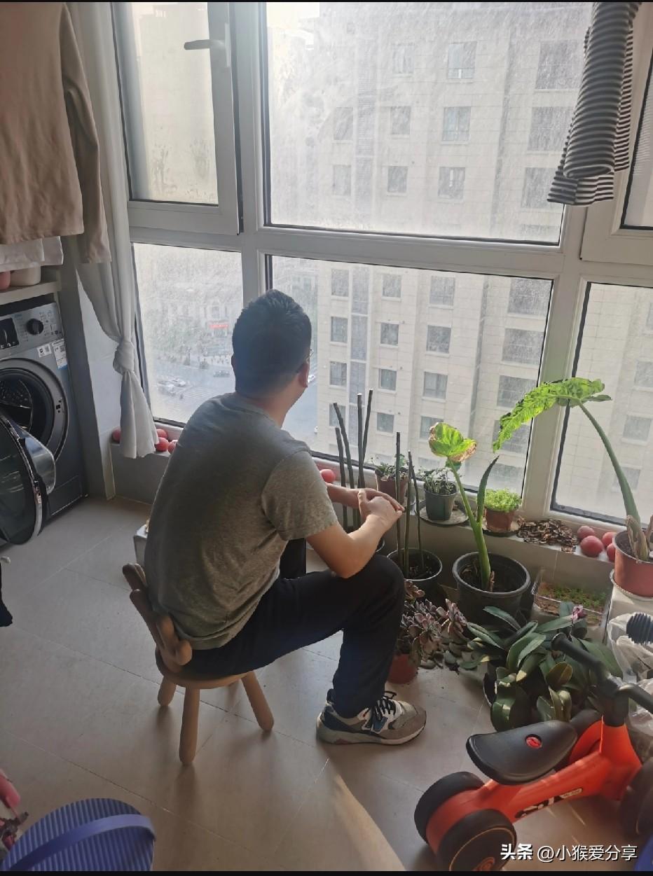 公司不裁你，就是让你自己走。

我一个朋友在一家速冻食品厂干销售，干了6年了，去