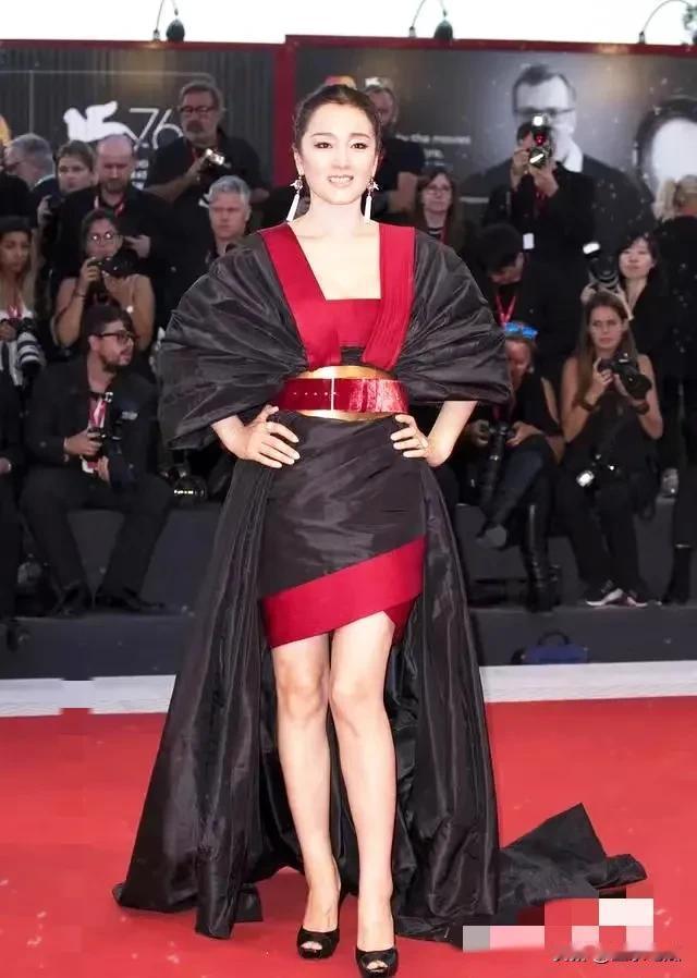 巩俐如今59岁，状态极佳。婚姻幸福，穿衣时尚优雅，身材曲线性感迷人，无论在影视剧