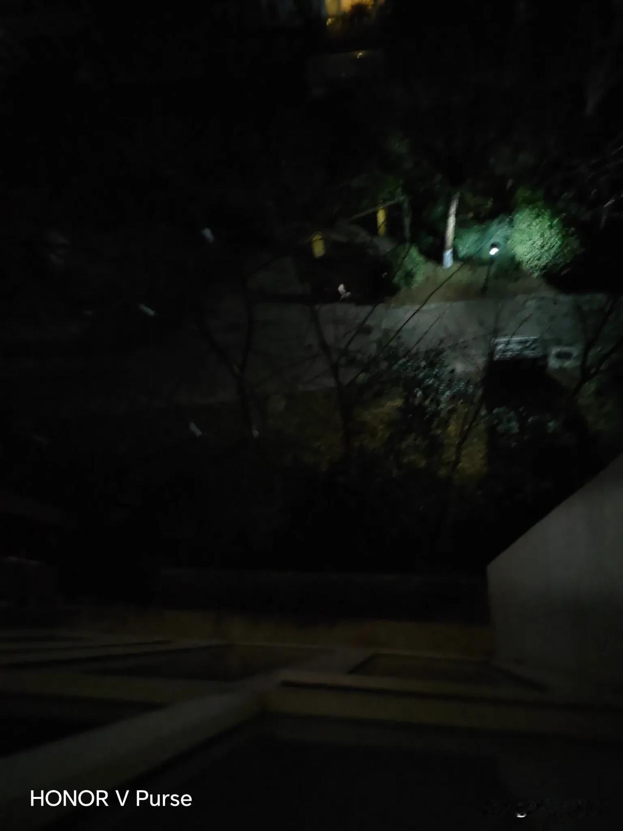 早上6点半，天不亮，送孩子上学！什么都可担务，这个是历史任务，可不敢不干[捂脸]