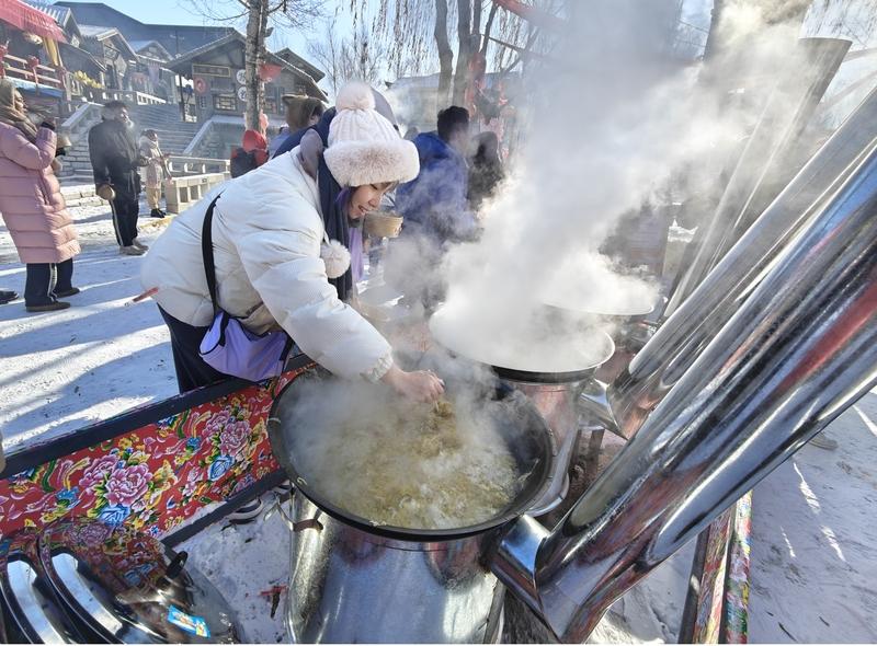 小时候去农村姥姥家，我最爱钻进灶坑前帮忙烧火。农村的大铁锅，得先拿秸秆引火，再塞