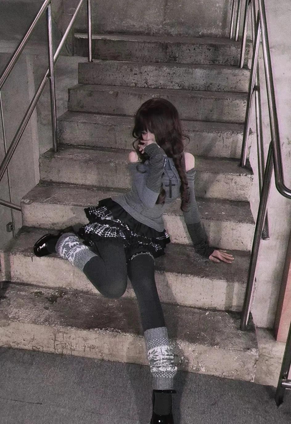 一点小小的精致，就足够让日子亮起来
漆皮的光泽是越看越喜欢的。搭裙子有少女的娇俏