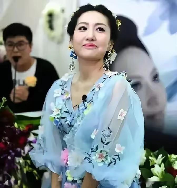 胃癌晚期她穿婚纱给自己办葬礼，去世10年后丈夫成了上市公司高管却再没结婚，39岁