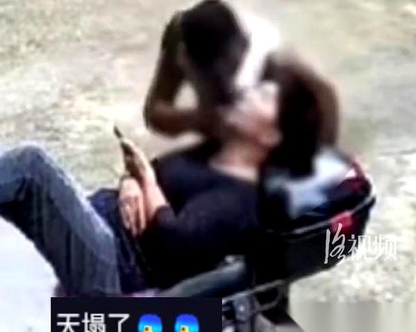 江苏街头，一个姑娘躺在自己的电动车上打盹，压根不知道，自己成了别人的“猎物”。