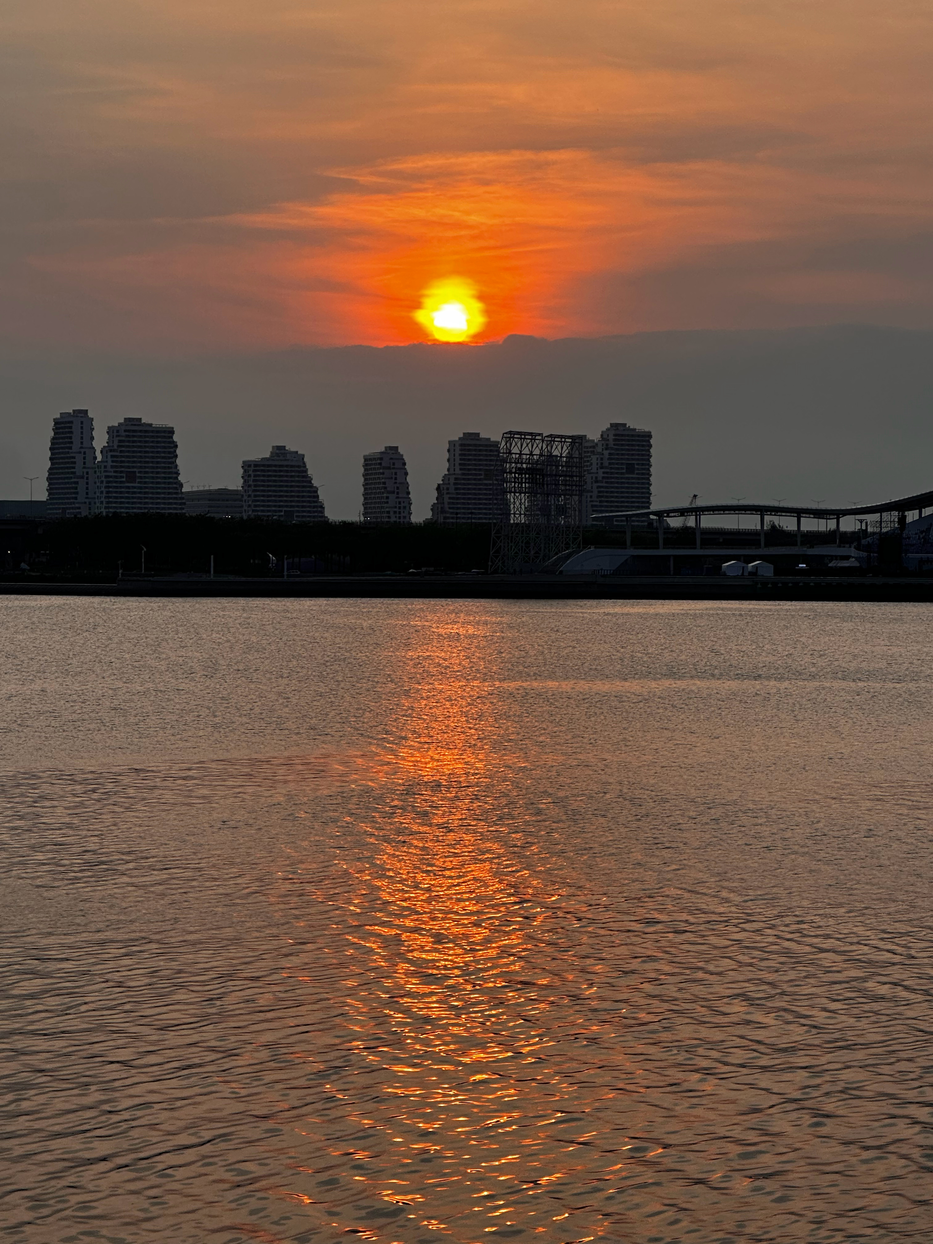 欢乐港湾晚上人太多，没有火烧云赶紧撤，附近随便吃点儿好多年1号不出来浪了～ 深圳