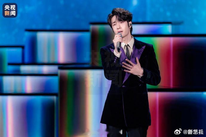 【快来分享！去年春晚你印象最深的舞台】话题春晚彩排的明星 登上热搜，网友对马年春