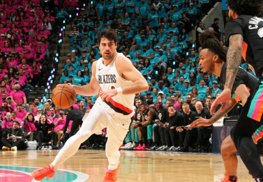 开拓者vs马刺文班亚马季后赛首秀35分 文班亚马季后赛首秀35分破纪录 马刺11