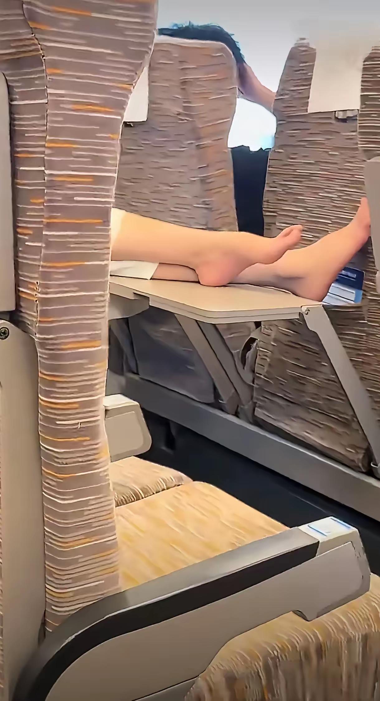[吃瓜群众]此情此景…你不敢拍脸，我就不敢评论[灵光一闪]