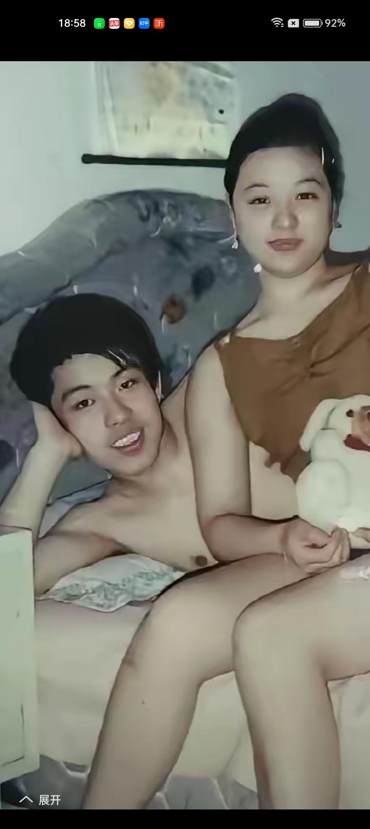 八十年代
一对相爱的人儿靠肩坐着
看的出来
彼此都深爱着对方[鼓掌][鼓掌][鼓