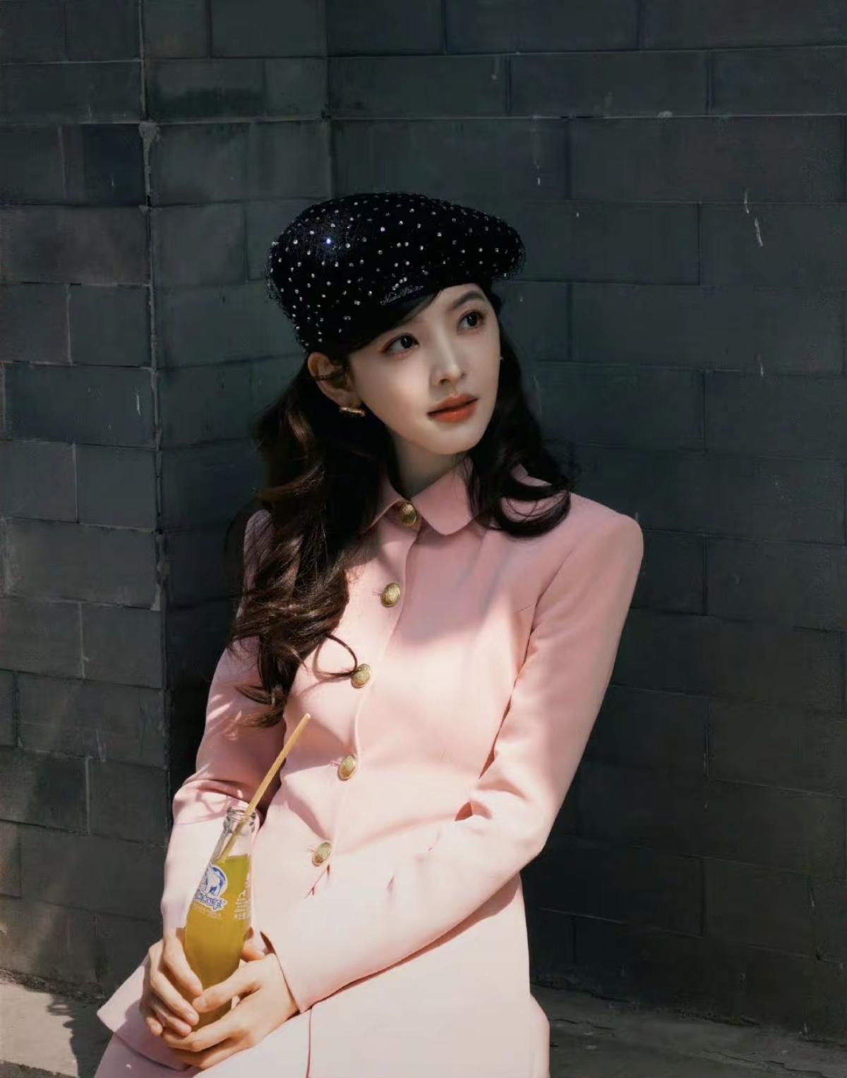 是章若楠，也是镜头里自带柔光的民国大小姐，贝雷帽下的卷发，是时光里的浪漫回响[给