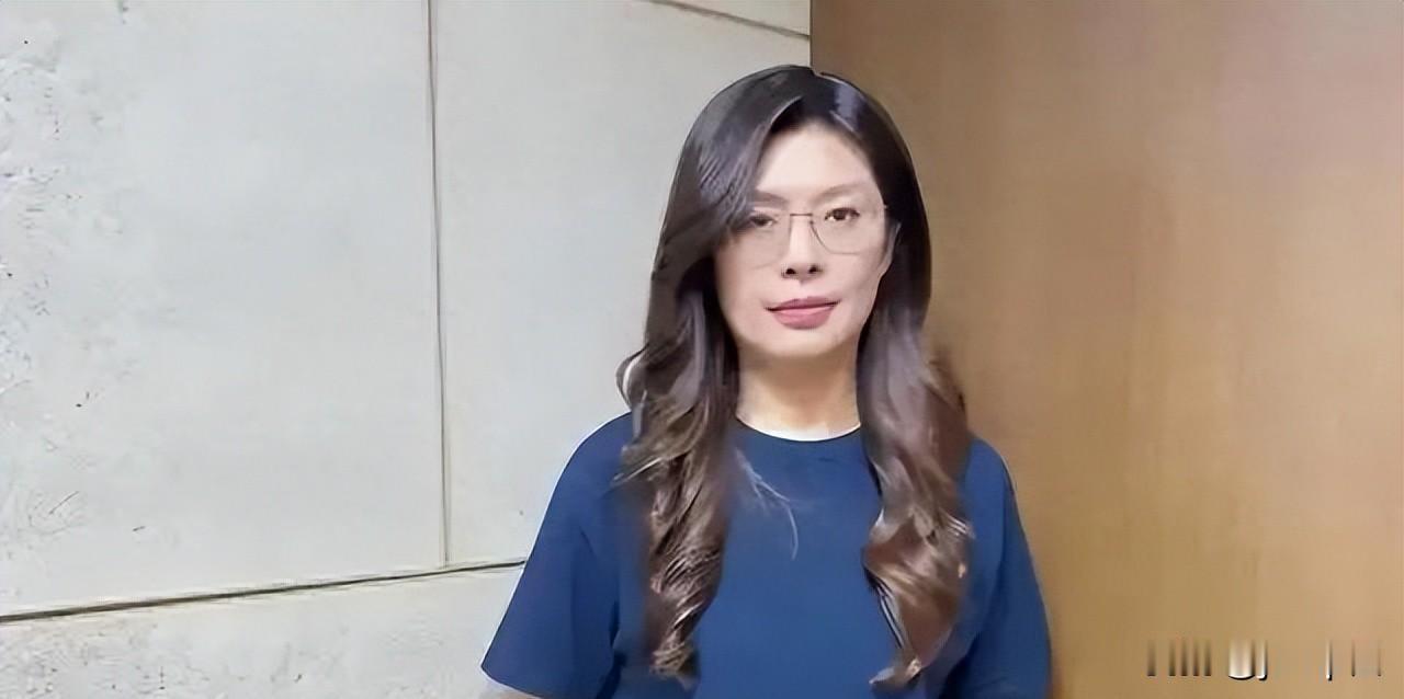 岛内一份民调把蔡英文推上了两岸谈判代表的第一名。赖清德第二，郑丽文第三。这个排序