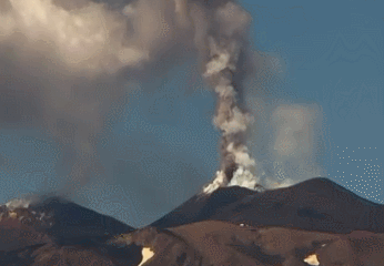 【意大利埃特纳火山剧烈喷发】
由于埃特纳火山剧烈喷发，卡塔尼亚丰塔纳罗萨机场全面