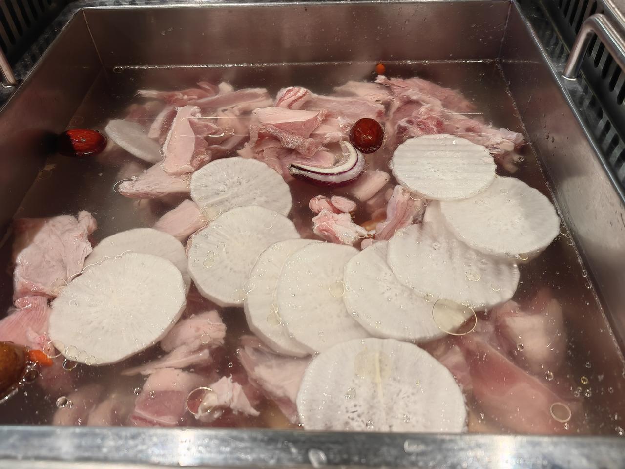 昨天在湖塘吃的羊肉。属于北式贴秋膘。
常州过往立秋天正热，全靠咸菜配伍烧菜开胃生