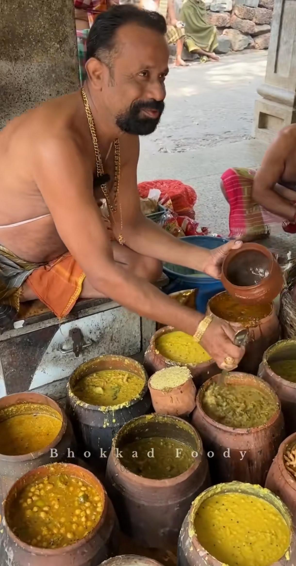 三哥的这几桶咖喱味的美食，有没有像饭店后厨的剩菜桶？如果吃上一口，会不会直奔急诊