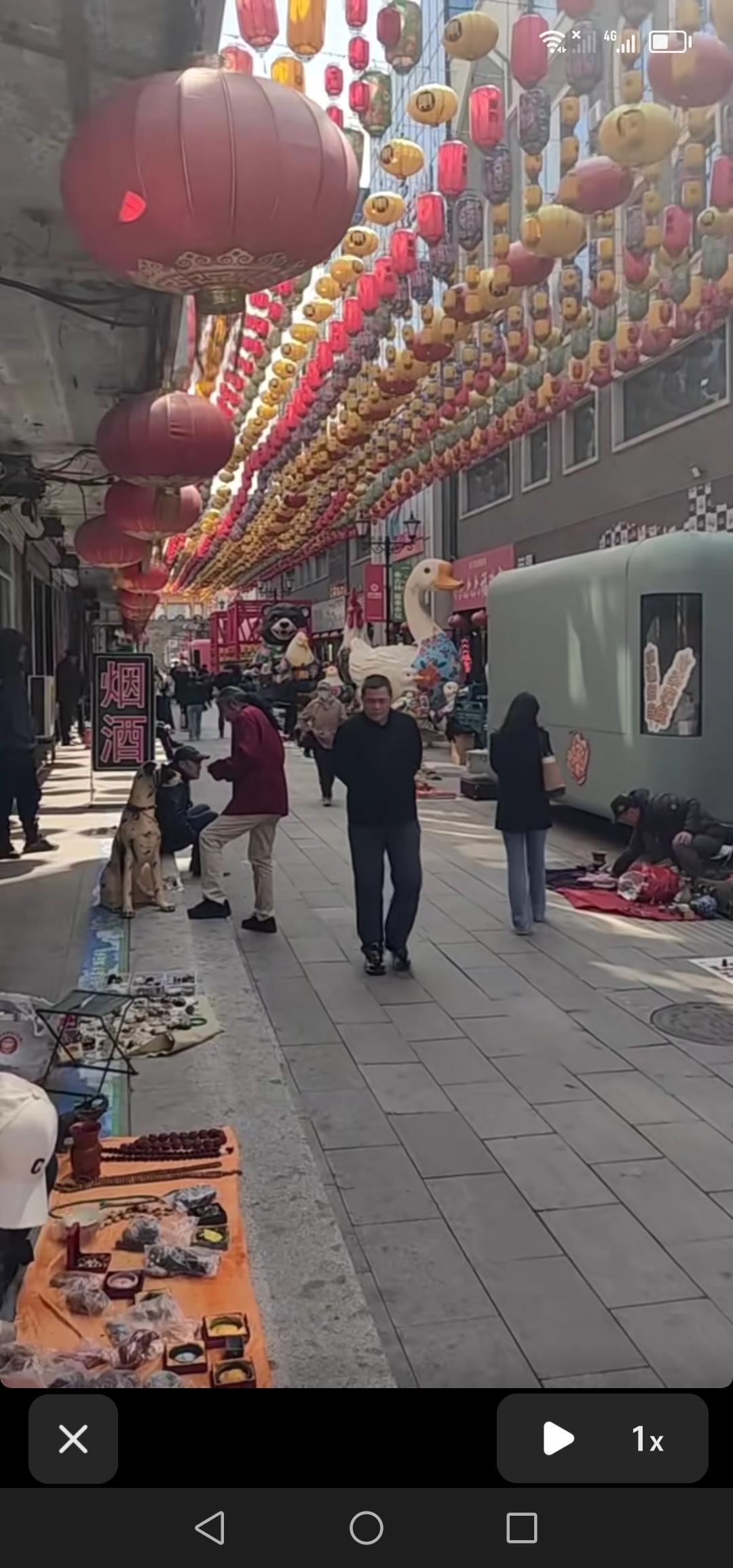 吉林市东市场古玩大集又开始了，逛街的人还是不少，不知道生意怎么样？

现在已经临