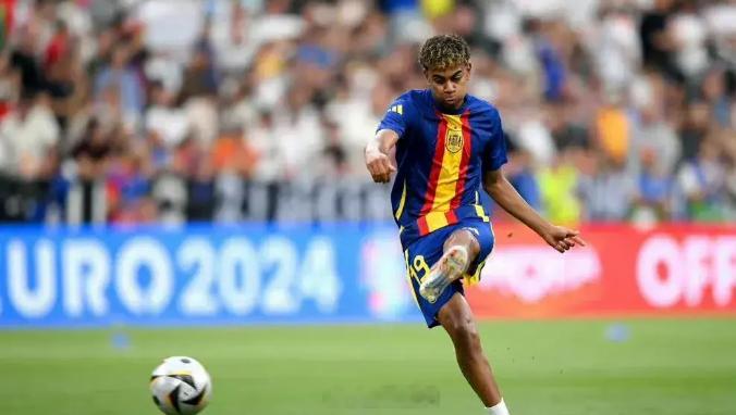 #西班牙上半场2比1法国# 欧洲杯半决赛！西班牙2-1法国，亚马尔天外飞仙破门，