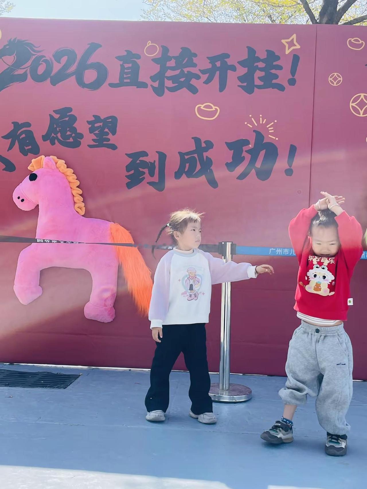 都说这段配音适合小孩子打架视频。打打闹闹到相亲相爱