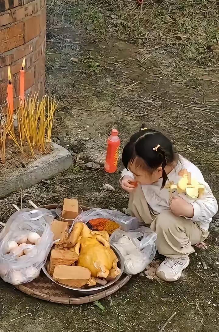真是让人哭笑不得！广东某地，清明时节，女子带女儿去给老祖宗上坟，刚摆好祭品，上完