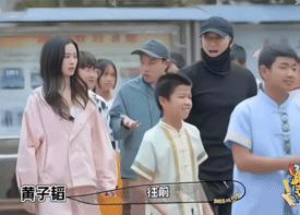 #黄子韬徐艺洋当众打情骂俏#感觉黄一直在帮徐实现她的梦想啊 唱跳也帮她 又上综艺