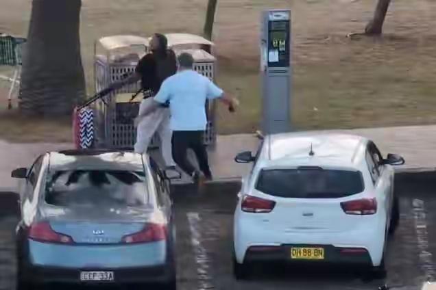 16条人命撕裂澳式安全神话，海滩枪击案背后的控枪漏洞与犹太人困境！澳大利亚海滩枪