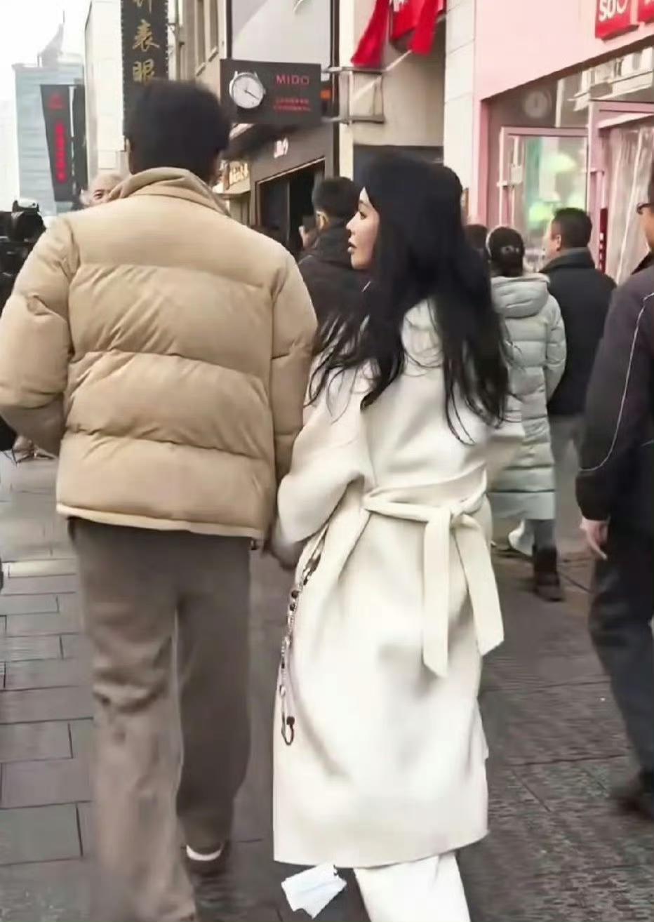 理性分析下伊能静为啥不摘吊牌
首先，先排除她买衣服穿几天再退这一可能，毕竟人家这