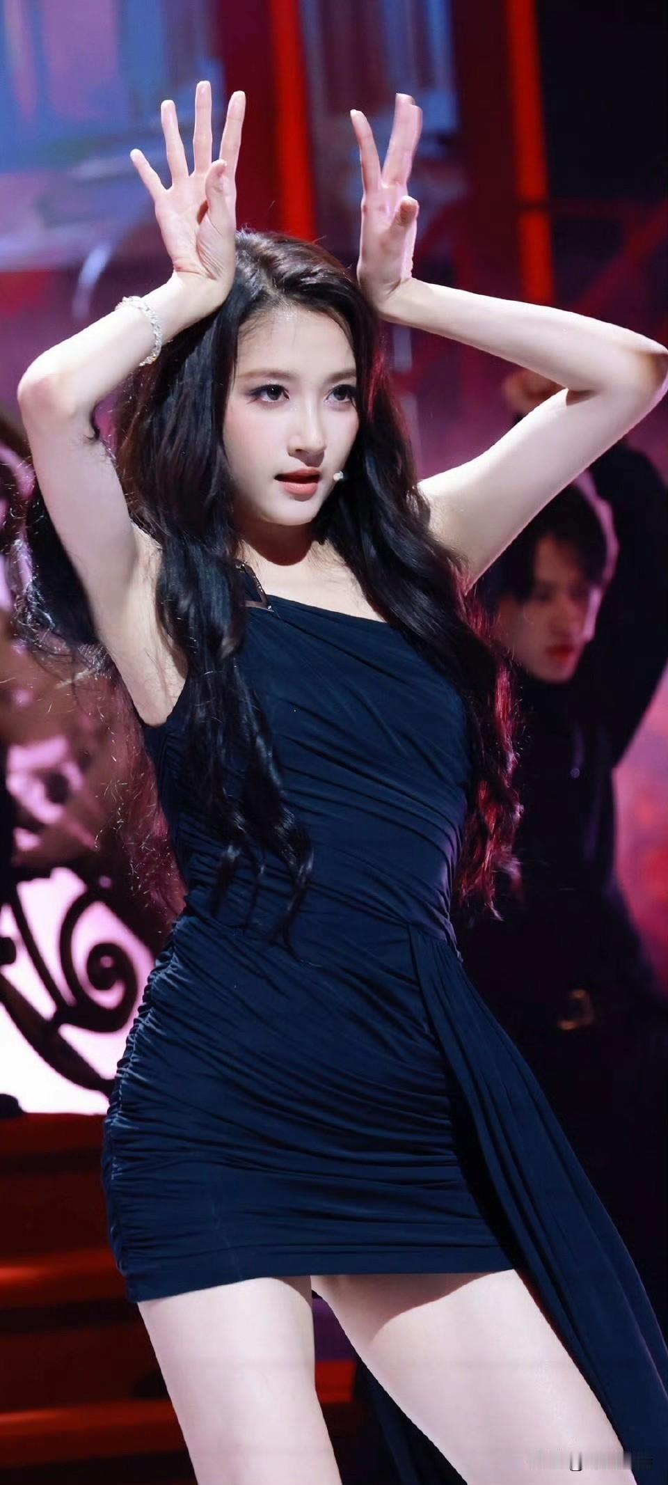原来关晓彤跳舞也这么专业呀。高挑曼妙的身材加上柔美灵动的舞姿。真的是美上加美。