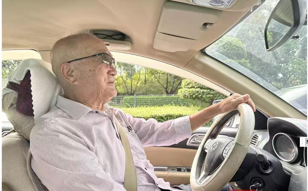 90岁高龄老人还能自驾游？这不是在开玩笑，而是真人真事。
家住内I蒙古的王瑞森老