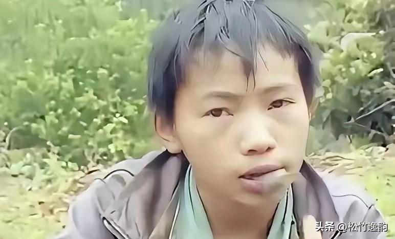 广西大山里的男孩杨六斤，六岁丧父、被母亲狠心抛弃，孤身一人靠野菜野果艰难求生。1